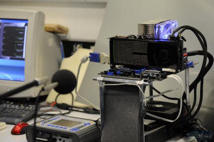 Der PCGH-Lautstärke-Messstand, hier mit einer Geforce GTX 480 (die Lüfter werden später gestoppt, die HDD abgeklemmt)