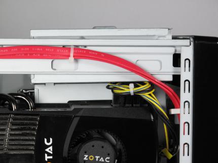 Shuttle XPC SX58J3 : Einziger echter Kritikpunkt ist, dass bei Grafikkarten deren Stromanschluss nach oben ragen die Stromkabel nicht unter den Laufwerkskäfig passen ohne, dass die stromkabel abgeknickt würden.