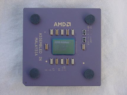 Die Ära der Ur-Athlons währt nicht einmal ein Jahr. Am 5. Juni 2000 stellt AMD den 'Thunderbird' vor, welcher den Ruhm des 'Athlon' noch deutlich erweitern wird. Nur die Launch-Modelle bis 1.000 MHz werden auch für Slot A veröffentlicht, dann gibt AMD die erste eigene Plattform auf.