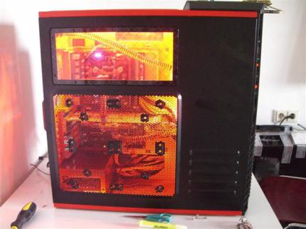 Modding-Doppelschlag: Wakü-Casemod in Schwarz-Rot und Retro-Bierkasten-PC (43)