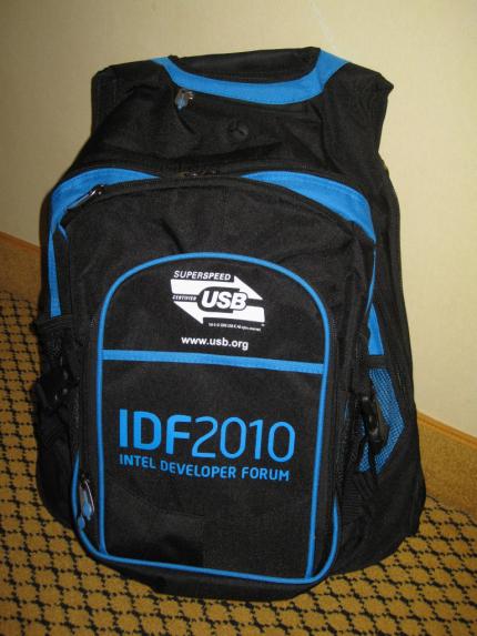 Wie dieser Rucksack, der an IDF-Besucher verteilt wurde, bereits andeutet, spielte USB Supersped (USB 3.0) auf der Intel-Hausmesse eine große Rolle.