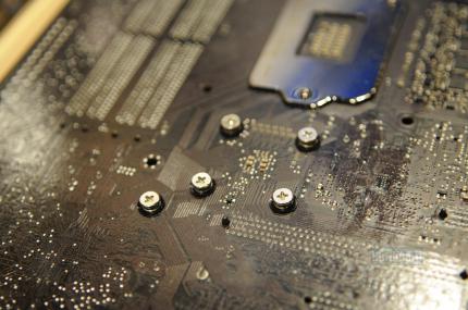 Gigayte P67A-UD7 - unter dem oberen Kühler (zwischen den vier Schrauben) sitzt vermutlich ein NF200-SLI-Chip