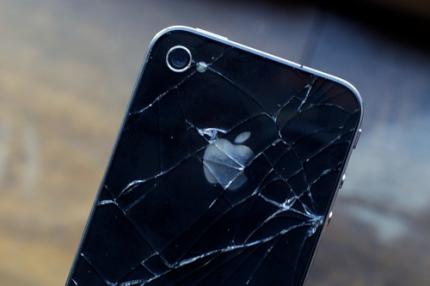 Die Rückseite des Apple Iphone 4 besteht aus Gorilla Glas. Trotz einer hohen Widerstandskraft ist es dennoch zerbrechlich. 