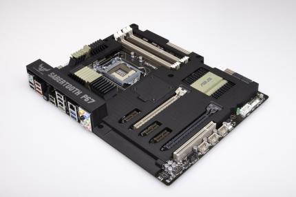 Asus Sabertooth P67: Die Kühler haben eine Keramikoberfläche, welche besonders effizient die Wärme abführen soll.