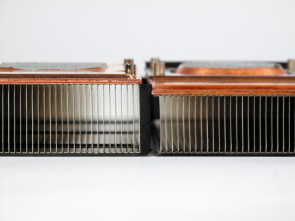 Geforce GTX 570 im Test: Rechts der Kühler der GTX 570, links der der GTX 580