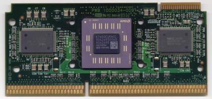 Unter der Plastikverkleidung von Slot A CPUs (hier ein 650 MHz K7 'Argon') verbirgt sich eine Platine mit dem eigentlichen CPU-Kern und zwei SRAM-Modulen als L2-Cache. Eine Kontaktleiste (oben rechts) ermöglicht unter anderem eine Änderung des Multiplikators - eine Möglichkeit, die es bei Intel seit Jahren nicht mehr gibt.