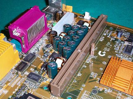 Der Slot A ist AMDs erste eigene Plattform. Zuvor griff man auf Intel-Entwicklungen zurück, zuletzt auf den lange veralteten Sockel 7.
