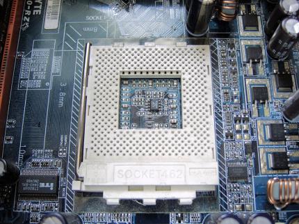 Genau wie Intel kehrt AMD nach der Integration des L2-Caches wieder zur Sockel-Bauweise zurück und bringt mit dem Sockel A ein elektrisch zum Slot A kompatibles Format auf den Markt.