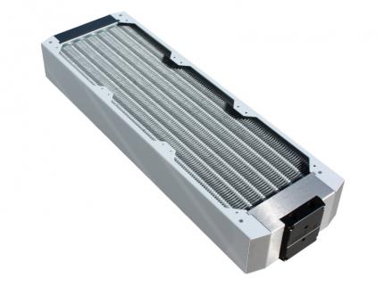 Die Watercool HTF 4 sollen als 140 mm Single, Dual und Triple und zwei Farben erscheinen. Die hier gezeigte weiße Ausführung soll in Serie auch ein passendes, weißes Anschlussterminal erhalten.