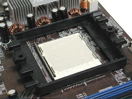 Die Retentionmodule der Athlon 64 Plattformen, hier der Sockel 939, waren ein großer Fortschritt gegenüber den empfindlichen Haltenasen und bei vielen Boards fehlenden Befestigungslöcher der Sockel-A-Zeit.