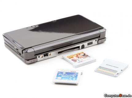 Rückseite der Nintendo 3DS. Neben dem Slot für Spielemodule befinden sich links der Anschluss für das Ladegerät und die Kontakte für Ladestation, rechts der Aufbewahrungsort für den Stylus. Ganz außen liegen die Schultertasten.
