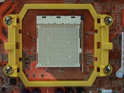 Der Sockel AM2(+) bringt Anfangs wenig Neuerungen gegenüber dem Sockel 939 und das Fehlen eines integrierten Speichercontrollers für DDR1 und DDR2 nach Vorbild von Intels i915 oder VIAs PT880 zwingt Aufrüstwillige dazu, Mainboard, CPU und RAM zeitgleich auszutauschen. Viele nutzen die Gelegenheit und wechseln auf den zwei Monate später erscheinenden Core 2 Duo, AMD hat mögliche Vorteile aus der großen Sockel-939-Verbreitung verspielt.