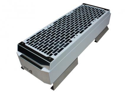 Heat Transformer Flat 4, hier das Modell für 3 140 mm Lüfter in weiß mit beiden horizontalen Standfußtypen und optionaler Lüfterblende montiert. Letztere gibt es alternativ auch mit diagonalem Muster.