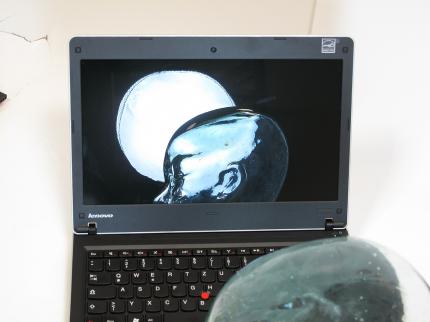Glare-Type: Vor einigen Jahren kamen spiegelnde LCDs auf. Von den PCGH-Lesern laut Umfragen wenig geliebt, in Elektronikmärkten jedoch sehr erfolgreich, haben sich die tragbaren Spiegel fest etabliert.