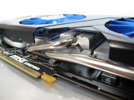 MSI N580GTX Lightning Xtreme Edition: Der Kühler verfügt über fünf Heatpipes (2x 8, 3x 6 mm Durchmesser) und zwei spezielle 90-mm-Axiallüfters.
