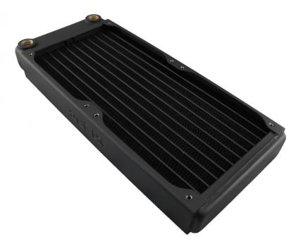 Die XSPC EX-Serie (hier als Dual-120-mm-Ausführung) soll bei 35 mm Dicke die Leistung von 63 mm Radiatoren bieten.