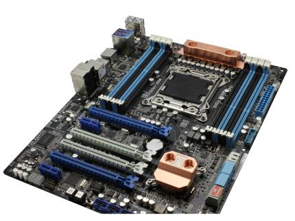 Das Asus-P979-Pro/Deluxe-PCB-Layout erlaubt die Kühlung aller größeren Hitzequellen mit nur zwei Kühlkörpern. Hier der passende Heatkiller SW-X und NB 3 in der normalen Kupferausführung.
