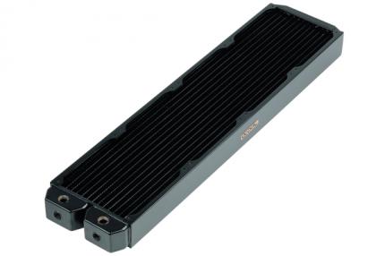 Alphacool Nexxxos XT45 560: Ab sofort gibt es Alphacool Radiatoren auch für bis zu vier 140-mm-Lüfter.