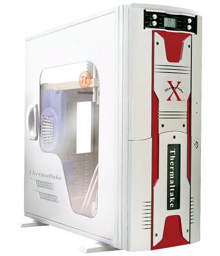 2003 Thermaltake XASER III V2000A: Der Aluminiumtower besaß einen beleuchteten Feuerball in der Front, eine Lüftersteuerung, Seitenfenster und sieben 80-mm-Lüfter. Die Einlassöffnungen stattete Thermaltake mit Staubfiltern aus, die jedoch schlecht erreichbar waren. 