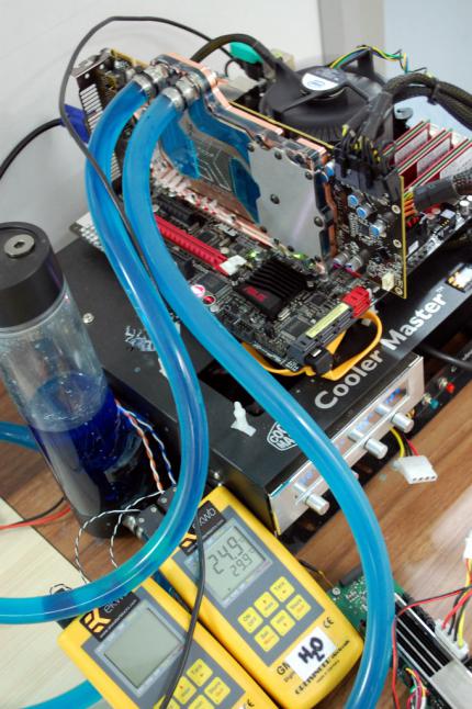 Dank Plexiglas-Deckel verrät der Prototyp des HD-7970-Kühlers von EK Waterblocks viel von seinem Innenleben. So wird eine überarbeitete Kühlstruktur verwendet und der gesamte Wasserfluss über den Spannungswandlerbereich geleitet.