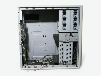 1996 Standardgehäuse: Stahlgehäuse mit beiger Außenfarbe und grauem Innenraum waren anno 1996 Standard. Festplatten waren nicht entkoppelt und blockierten oft die Hauptplatine. Zur Ausstattung gehörte meist nur ein Lüfter an der Rückseite.