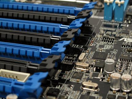 16 Kerne im Test: Doppelter Xeon E5-2687W plus Asus Z9PE-D8 WS (7)