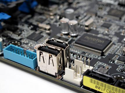 16 Kerne im Test: Doppelter Xeon E5-2687W plus Asus Z9PE-D8 WS (16)