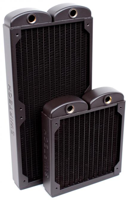 Unter der mattschwarzen Lackierung der Swiftech MCRx40-QP 'Quiet Power' Radiatoren verbergen sich Messingrohre und Kupferlamellen.