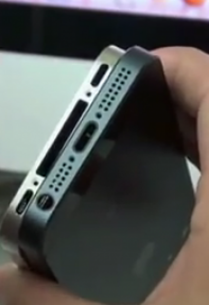 iPhone mit heutigem Dock-Connector (oben) und ein angebliches iPhone 5 Gehäuse mit deutlich kleinerem Anschluss im Vergleich.