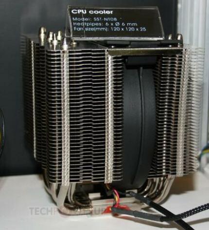 Silverstone SST-NT08 mit asymmetrischen Kühltürmen und 120-mm-Lüfter
