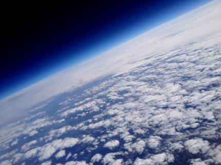 Jetzt fragen Sie sich evtl. wie man erkennt, dass man sich in der Stratosphäre befindet. Die Antwort ist ganz einfach: Vor allem an den iPhone-Bildern in unserer Galerie erkennt man, dass der Himmel nicht mehr blau sondern schwarz ist - und das mitten am Tag!