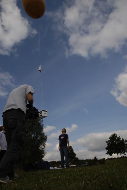 ... schließlich trennt sich Daniel schweren Herzens vom Wetterballon ...