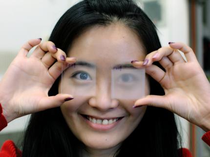 Mengyuan Li mit einem im von ihr entwickelten Verfahren hergestellten PVDF Muster (links, glatt) und einer herkömmlichen Folie (rechts, rau)