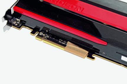 Mit Klebeband haben wir die Hälfte der Datenkontakte am PCI-Express-Stecker der Radeon HD 7970 versiegelt. So lassen sich im Test 8 statt 16 Lanes nutzen.