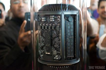 Mac Pro offen, mit mSATA-SSD auf der Rückseite einer 'Grafikkarte'.