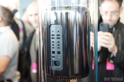 Mac Pro geschlossen. 6x Thunerbolt ist die primäre Erweiterungsmöglichkeit.