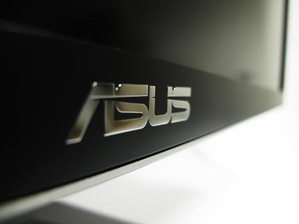 Auf dem 4k-Display erstreckt sich das Firmenlogo von Asus am unteren Rand des Monitorgehäuses