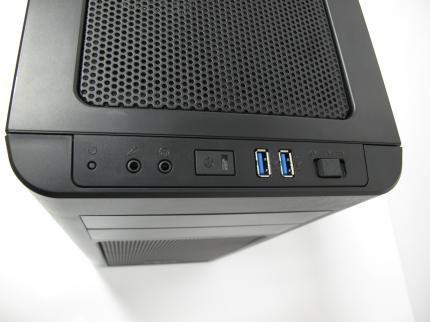 Audioausgang, Mikrofonausgang, USB 3.0 und eine Lüftersteuerung stehen am Frontpanel zur Verfügung.