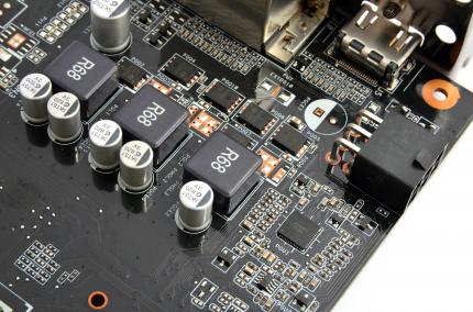Die Haupt-Spannungsversorgung findet sich im vorderen Teil der Grafikkarte und umfasst drei Phasen für die GPU...