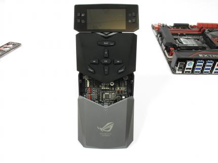 Asus Rampage V Extreme: Das OC-Panel bietet BIOS-Zugriff, dupliziert Jumper, Switches und Spannungsmesspunkte, bietet zusätzliche Lüfteranschlüsse und Temperaturfühler usw. usw.. Leider ist die Länge des Anschlusskabels nur für offene Benchtables angemessen.