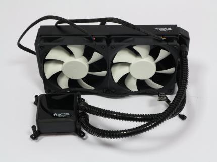 Fractal Design Kelvin S24: Standard-Wasserkühlungsschläuche (mit zusätzlichen Knickschutzfedern) und -Anschlüsse machen Erweiterungen möglich.