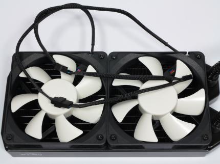 Fractal Design Kelvin S24: Ein Y-Kabel liegt bei und erlaubt den Betrieb an Mainboards mit nur einem 4-Pin-Anschluss. (Die Pumpe nutzt einen 3-Pin-Stecker)