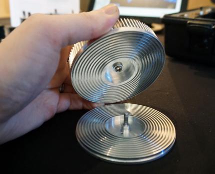 'Kinetischer' Kühler: Beide Bodenplatten mit versetzten Rillen