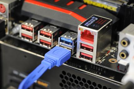 Das Gleiche in Blau: Da MSI die spätere USB-3.1-Intergration bereits in der X99S-Familie berücksichtigt hat, muss bei den USB-3.1-tauglichen X99A-Modellen nur der USB-Controller ausgetauscht und der zugehörige Anschluss farblich markiert werden.