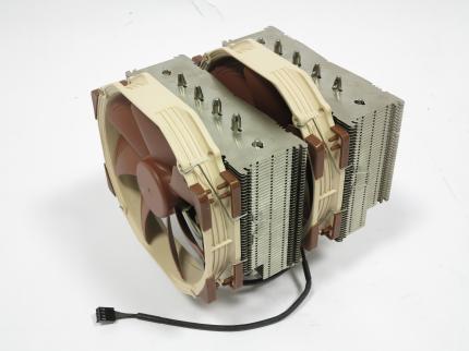 Noctua NH-D15: Das Premium-Produkt setzt mit hochwertigem Zubehör, hochqualitativen Lüftern und hohe Leistung Maßstäbe, hat aber auch einen ebenso hohen Preis.
