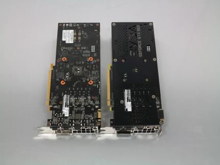 EVGA GTX 960 SSC/4G (rechts) besitzt im Gegensatz zur 2-GiB-Version (links) eine Backplatze