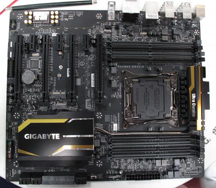GA-X99-UD4P: Im Vergleich zum UD4 ist die Platine ein Bisschen breiter, was der RAM-Spannungsversorgung zugute kommt.