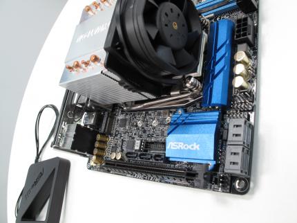 X99E ITXac: SATA-Anschlüsse 9 bis 10 hatten keinen Platz mehr, aber ein M.2-Slot mit 4 PCI-E-3.0-Lanes.