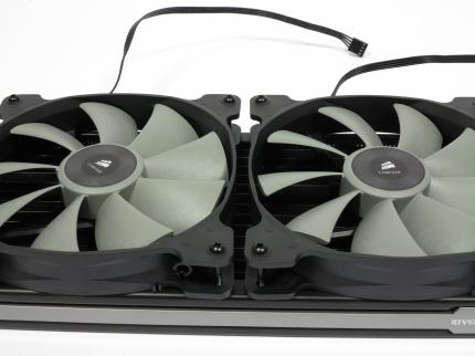 Corsair H110i GT: Bei der Montage im Gehäuse ist der 5 mm Abstand zwischen den Lüftern zu beachten.