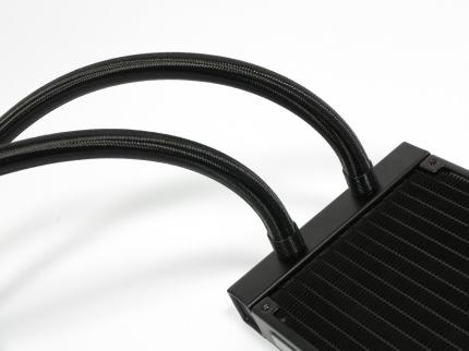 Corsair H110i GT: Die ummantelten Schläuche sind eine nette Optik-Variation und trotz ihrer Dicke ausreichend flexibel für die Montage im Gehäuse. Eine lose Platzierung der Pumpe direkt neben dem Radiator für Fotos oder gemeinsame Lautheitsmessungen verhindern sie aber, wie bei vielen Kompaktwasserkühlungen, wirkungsvoll ;-)